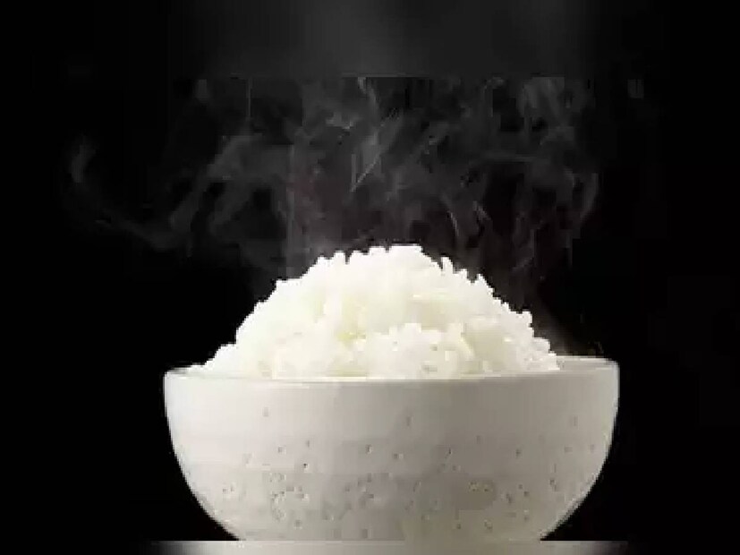  রিয়া দেশাই বলেন, ব্লাড সুগার কমানোর ক্ষেত্রে, ভাত খাওয়া ছেড়ে দেওয়া কার্যকরী হতে পারে। তবে সেক্ষেত্রে, পুষ্টিবিদ এবং চিকিৎসকের পরামর্শ মতো ভাতের পরিপূরক কোনও খাবার বেছে নিতে হবে৷ তবে এক মাস ভাত না খেয়ে আবার যদি ভাত খেতে শুরু করে দেন আপনার রক্তে শর্করার মাত্রা কিন্তু আবার আগের মতো হয়ে যাবে।