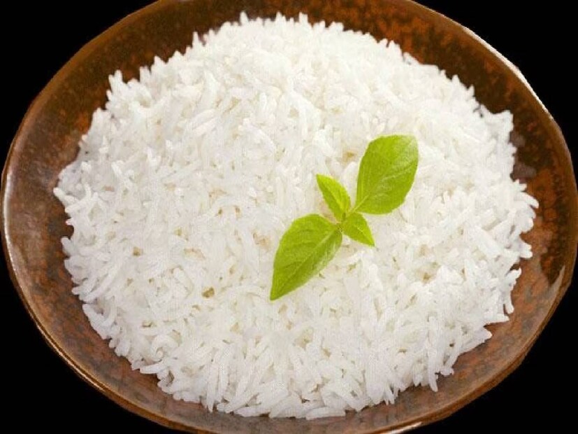 শ্রীবালাজি অ্যাকশন মেডিক্যাল ইনস্টিটিউটের প্রধান পুষ্টিবিদ প্রিয়া ব্রহ্মা বলেছেন, এক মাস ভাত না খেলে শরীরে ক্যালোরির পরিমাণ কমে যায়। এটি ওজন কমানোর জন্য কার্যকর হতে পারে। যেহেতু, ভাতে কার্বোহাইড্রেটের পরিমাণ বেশি, তাই ভাত না খেলে তা আমাদের শরীরে অতিরিক্ত শর্করা প্রবেশ করে না। স্পষ্টতই এতে রক্তে শর্করার মাত্রা স্থিতিশীল হয়। চিনিও একেবারে ছেড়ে দেওয়াই ভাল৷ তবে, ভাল চালের ভাতে শর্করা ছাড়াও নানা ভিটামিন ও মিনারেল থাকে, ভাত খাওয়া একেবারে ছেড়ে দিলে, শরীরে সেগুলির ঘাটতি হতে পারে৷