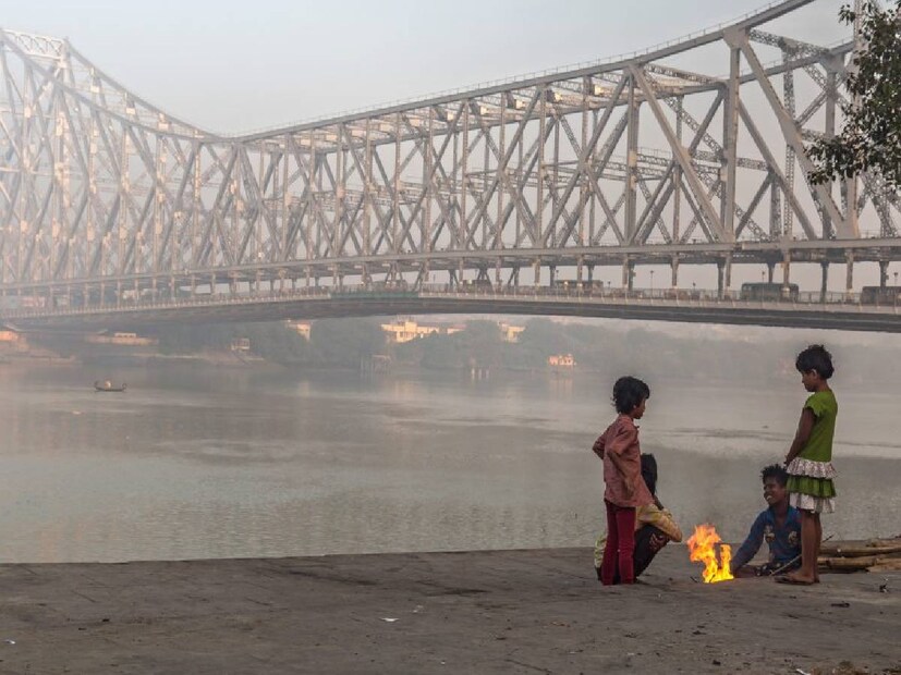 কলকাতায় এক রাতে ৫ ডিগ্রি পারদ চড়ল। রাতের তাপমাত্রা এর ফলে অনেকটাই বেড়েছে। সামান্য বাড়ল দিনের তাপমাত্রা। সর্বনিম্ন তাপমাত্রা স্বাভাবিকের উপরে উঠলেও সর্বোচ্চ তাপমাত্রা এখনও স্বাভাবিকের নীচেই রয়েছে। দিনভর মেঘলা আকাশের সম্ভাবনা। শহরে হালকা বৃষ্টি হতে পারে আগামী ৪৮ ঘণ্টায়। দু’দিন পর ফের তাপমাত্রা নামতে পারে।