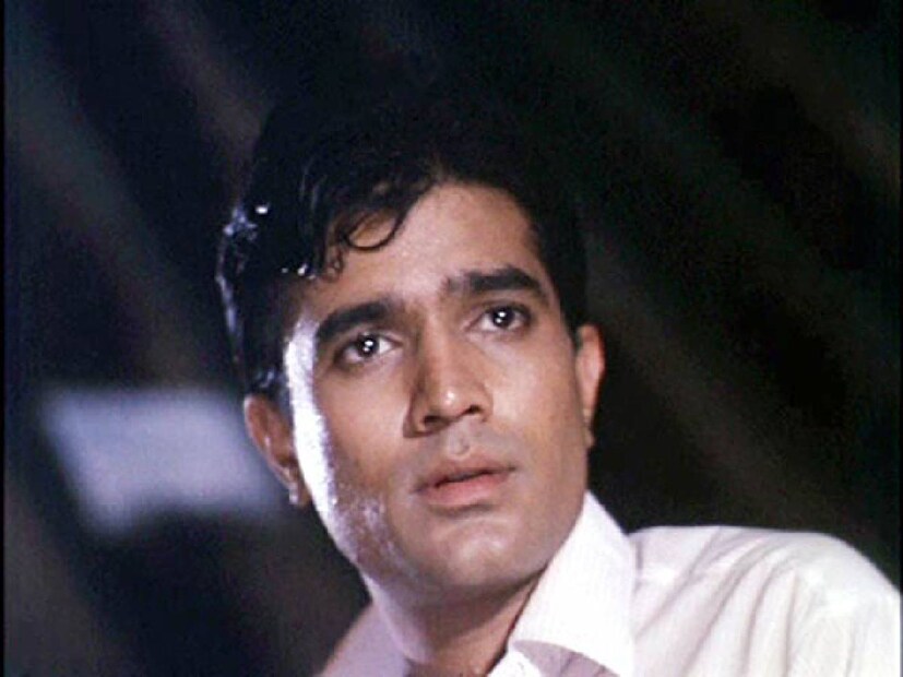 রাজেশ খান্না যখন ইন্ডাস্ট্রিতে আসেন, তখন তিনি জানতে পারেন রাজেন্দ্র কুমার তাঁর বাংলো বিক্রি করতে চান। রাজেশ তাঁকে অনেক বোঝান এবং অবশেষে রাজেন্দ্র কুমার তাঁকে সাতের দশকে মাত্র সাড়ে তিন লাখ টাকায় বাংলোটি বিক্রি করেন। তিনি বাংলোটির নাম পরিবর্তন করে 'আশীর্বাদ' রাখেন। 