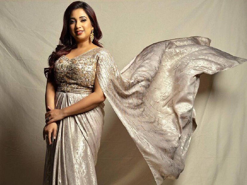 শৈশব থেকেই গানবাজনার প্রতি অমোঘ আকর্ষণ। কাঁচা বয়স থেকেই শুরু হয় সঙ্গীতচর্চা। মাত্র ছ'বছর বয়স থেকে শাস্ত্রীয় সঙ্গীতে তালিম নেওয়া শুরু করেছিলেন শ্রেয়া। তখন থেকেই গানকে কেন্দ্র করে আবর্তিত তাঁর জীবন।