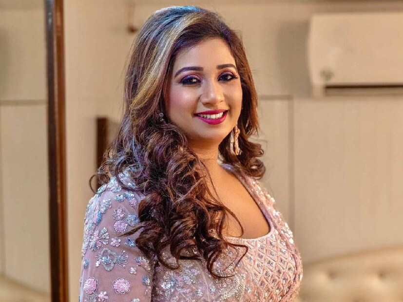 শ্রেয়া ঘোষাল। দু'দশকেরও বেশি সময় ধরে সঙ্গীত জগতে শ্রেষ্ঠত্বের সিংহাসনে অধিষ্ঠান তাঁর। বলিউড হোক বা টলিউড, সব ইন্ডাস্ট্রিতেই অবাধ বিচরণ বাঙালি গায়িকার। ছবির সাফল্যের উপর নির্ভরশীল নয় তাঁর গানের জনপ্রিয়তা। বরং কিছু ক্ষেত্রে উল্টোটারই উদারহণ মেলে।