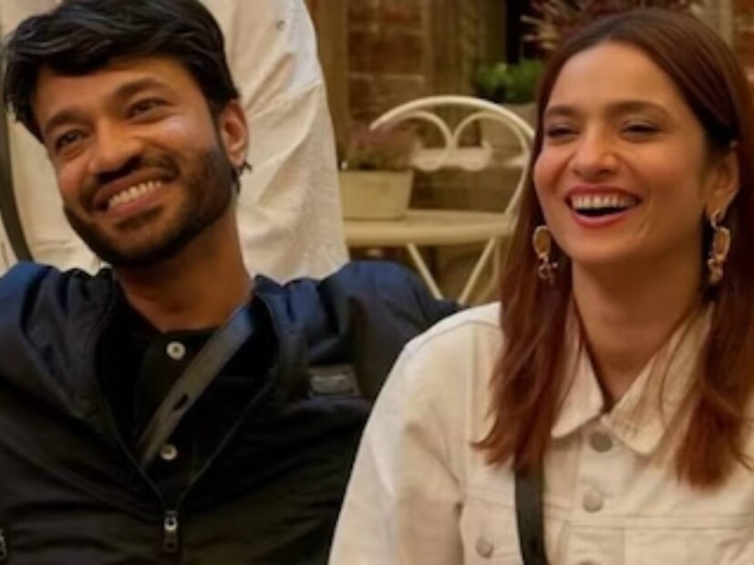 অভিষেক বলেন, &quot;ওরা (অঙ্কিতা এবং ভিকি) রাতে মাইক নামিয়ে লেপের ভিতরে কথা বলে। তার পর ওরা পরিকল্পনা করে। পরের দিন কে কী বলবে, তার প্রত্যুত্তরে কী বলা হবে।&quot;