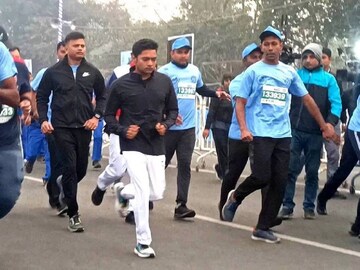 দাঁড়িয়েছিলেন ভিড়ের মধ্যে! হঠাৎ যখন ম্যারাথনে দৌড়তে শুরু করলেন...অবাক সকলে