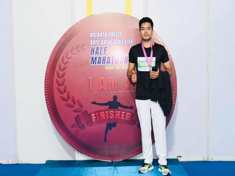সকলকে চমকে দিয়ে সেই প্রতিযোগিতায় বাকি প্রতিযোগীদের পাশে দৌড়তে দেখা গেল অভিষেক বন্দ্যোপাধ্যায়কেও
