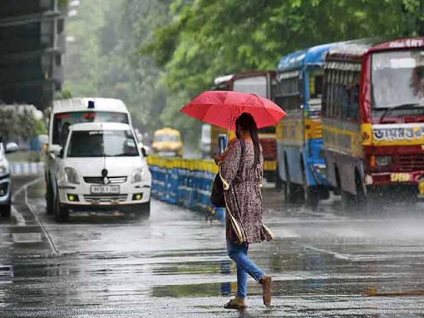 এদিকে বুধবার থেকে কলকাতায় ফের শুরু হবে বৃষ্টি। তবে সকাল থেকে বৃষ্টি শুরু হবে না কলকাতায়। কখন থেকে বৃষ্টি হবে কলকাতায়? বৃহস্পতিবার বৃষ্টি বাড়বে। বজ্রবিদ্যুৎ-সহ বৃষ্টিপাত হবে সেদিন। আগামী রবিবার পর্যন্ত কলকাতায় কবে কবে বৃষ্টি হবে?