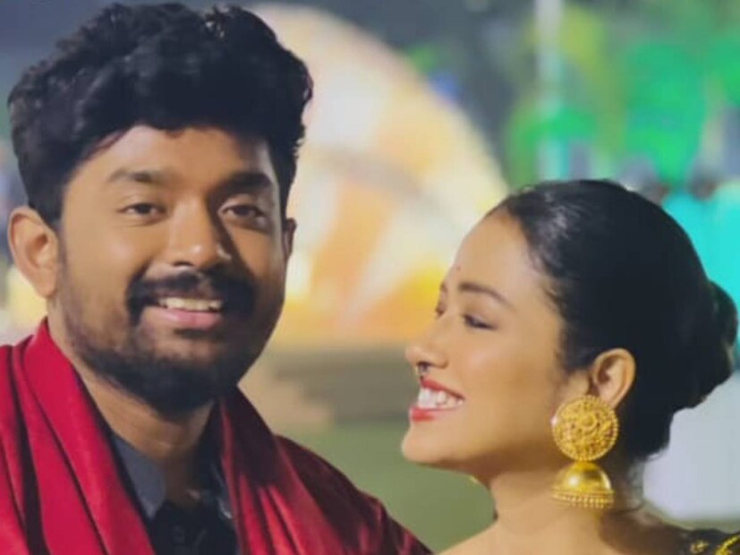 কালো পাঞ্জাবি, লালা রঙের শালে সেজে উঠেছিলেন শোভন। সোনালী শাড়ি, খয়েড়ি ডিপ নেক ব্লাউজে সোহিনীর থেকে চোখ ফেরানো দায়। কপালে টিপ, কানে দুল, খোঁপা করা চুলে তাক লাগালেন তিনি।