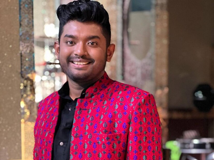 প্রেম নিয়ে রাখঢাক তাঁর স্বভাবে নেই। ভাললাগা, ভালবাসা নিয়ে আগাগোড়াই তিনি উদার। আগল ভেঙে ছড়িয়ে দেন বসন্তের রং। কিন্তু সেই ছন্দ কেটেছিল কয়েক মাস আগেই। স্বস্তিকা দত্তের সঙ্গে প্রেম ভাঙার পর খানিক যেন হিসেবী হয়ে ওঠেন শোভন গঙ্গোপাধ্যায়।
