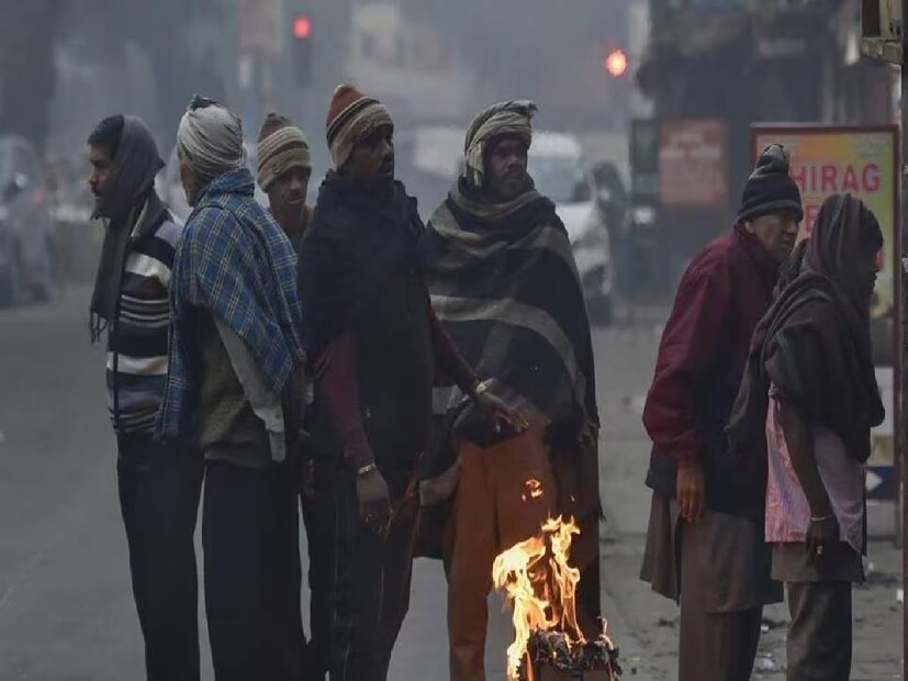 ক্রমাগত নামছে তাপমাত্রার পারদ৷ হাড় কাঁপানো ঠান্ডার পরিস্থিতি কবে ঠিক হবে? উত্তর খুঁজছেন সাধারণ মানুষ৷ আইএমডি-র রিপোর্ট অনুযায়ী, আগামী কয়েকদিনও উত্তর ভারতের পাশাপাশি দেশের মধ্য ও পূর্বাঞ্চলে অব্যাহত থাকবে শৈত্যপ্রবাহ। ইতিমধ্যেই তীব্র শৈত্যপ্রবাহের কবলে পড়েছে বিহার। হরিয়াণা ও উত্তরপ্রদেশেও তীব্র শীতের কনকনানি। আবহাওয়া দফতরের পূর্বাভাস অনুযায়ী, বুধবার রাজধানী দিল্লি এবং আশেপাশের এলাকায় হাল্কা বৃষ্টি হবে।