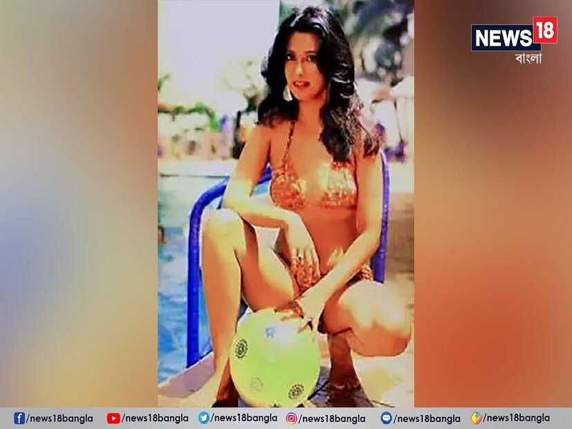 আসলে 'অন্দর বাহার' ছবিতে একটি দৃশ্যে বিকিনি পরেছিলেন মুনমুন। যার জেরে সর্বত্র হৈচৈ পড়ে যায় সে সময়। অনেকেই বলতে শুরু করেন, রাজ পরিবারের বধূ হয়ে এ কী পোশাক পরেছেন মুনমুন! কিন্তু, তাঁর সৌন্দর্য, আত্মবিশ্বাস, আবেদন এবং অভিনয়ের সামনে টিকতে পারেনি কোনও সমালোচনাই৷