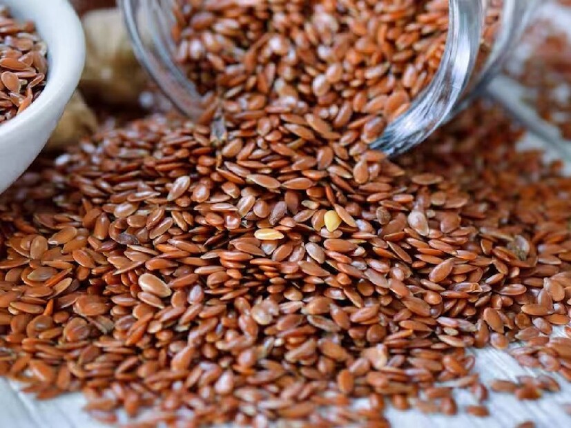 অন্যান্য বাদাম এবং বীজের মতো, Flax Seed তেল অ্যালার্জির প্রতিক্রিয়া সৃষ্টি করতে পারে। বীজ ত্বকের জ্বালা এবং গুরুতর কোষ্ঠকাঠিন্য হতে পারে। শিশুদের উপর পরিচালিত একটি সমীক্ষায় দেখা গেছে যে Flax Seed কিছু খাদ্যদ্রব্য ত্বকে ফুসকুড়ি, বমি এবং খিঁচুনি হতে পারে।