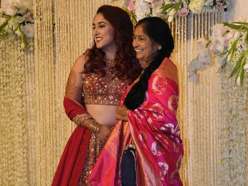 নূপুরের মা, নিজের শাশুড়ির সঙ্গে পোজ দিয়ে ছবি তুললেন নববধূ।