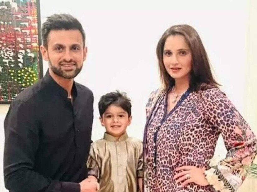 শোয়েবের দিদির স্বামী ইমরান জাফরও তাঁদের জন্য মধ্যস্থতা করেছিলেন, যাতে তাঁদের সম্পর্ক ঠিক হয়ে যায়। এত মানুষের মরিয়া চেষ্টা করার পরেও সব কিছু জলে যায়। বিচ্ছেদ হয়ে যায় দুই তারকার। ছেলেকে নিয়ে এখন আলাদা সানিয়া।