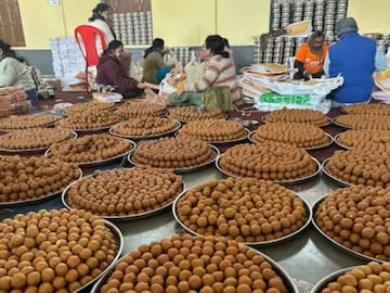 দেশি ঘিয়ের লাড্ডু তৈরি হচ্ছে দিনরাত