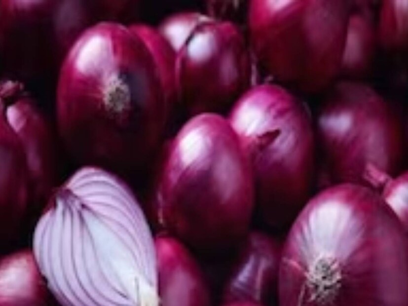 Best Onions: বিশালের কথায়, ‘‘মহারাষ্ট্রের পেঁয়াজ দেখতে গোল এবং মসৃণ হয়। হালকা লাল রংয়ের হয়। এছাড়াও ওপরের খোলসটা সহজে ছাড়িয়ে ফেলা যায়। প্রত্যেকটি পেঁয়াজ একই রকম আকারের হয়। যার ফলে এই পেঁয়াজ খরিদ্দারের দৃষ্টি আকর্ষণ করে। পেঁয়াজ বিক্রি করতেও খুব একটা সমস্যায় পড়তে হয় না বিক্রেতাদের।’’