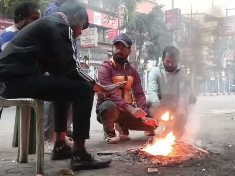 দেশের অনেক রাজ্যে বৃষ্টির সঙ্গে ফের জাকিয়ে ফিরছে শৈত্যপ্রবাহ। যদিও উত্তর ভারতে দিনের বেলায় সূর্যের আলোর কারণে কিছুটা স্বস্তি পাচ্ছেন মানুষ। কিন্তু একইসঙ্গে দেশের বেশ কিছু রাজ্যে ঘন কুয়াশা সকাল থেকে রাত্রি বেগ দিচ্ছে জনজীবনে।