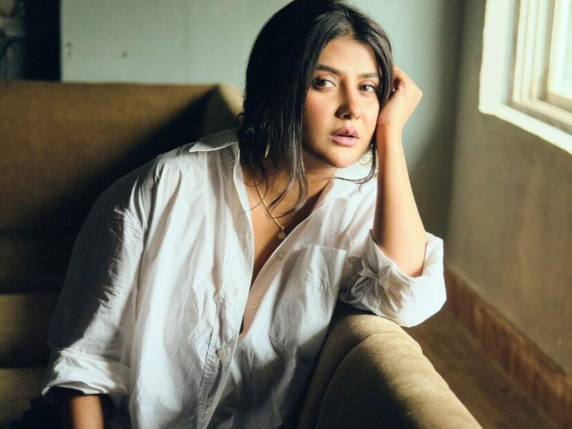 উত্তাল নীল সমুদ্র তার ধারে হলুদ বিকিনিতে সাহসী পার্নোর! শীতে শ্রীলঙ্কার নোনা জলের পাড়ে নায়িকার ছবি দেখে অবাক নেটিজেনরা।