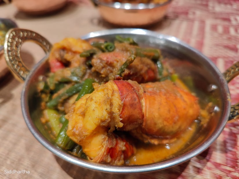 এদিকে কলকাতা তথা বাংলার সবথেকে পুরনো ‘ফাইন-ডাইন’ খাঁটি বাঙালি রেস্তোরাঁ পিয়ারলেস হোটেলস লিমিটেডের ‘আহেলি’-ও এই পৌষ-পার্বণে হারিয়ে যাওয়া খাঁটি বাঙালি খাবারের বিশেষ ডালি সাজিয়েছে। রয়েছে ক্ষীরের পাটিসাপ্টা, নতুন গুড়ের রাবড়ি, নতুন গুড়ের ছানার পায়েস, নতুন গুড়ের ভাপা সন্দেশ-সহ আরও নানা জিভে জল আনা মিষ্টি। এখানেই শেষ নয়, আছে পিঁয়াজকলি চিংড়ি কিংবা নতুন আলুর দমের মতো লোভনীয় পদও।