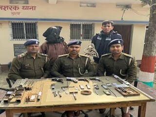 রাতে বাড়ি জুড়ে অদ্ভুত আওয়াজ, পুলিশ এসে দৃশ্য দেখে অবাক; অবাধে চলছে বন্দুক তৈরির কারখানা