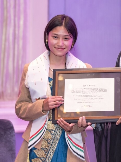 প্রকৃতির অসাধারণ হাতের লেখা নেপালের‌ই এক ভদ্রলোকের দৃষ্টি আকর্ষণ করে। তিনি মুগ্ধ হয়ে সেই লেখাটির ছবি তুলে সোশ্যাল মিডিয়ায় শেয়ার করেন। আর ঠিক কয়েক ঘণ্টার মধ্যেই তা রীতিমতো ভাইরাল হয়ে যায়।