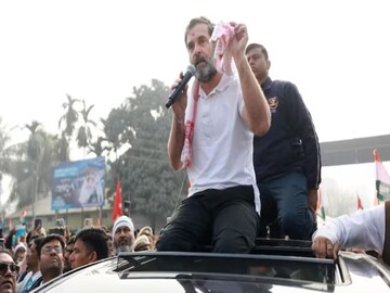 ভাঙল রাহুল গান্ধির গাড়ির কাচ