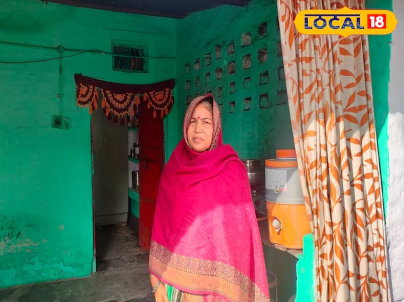 আলিগড়ের রাস্তায় এই বাড়ির অবস্থা দেখে আপনারা বুঝতে পারছেন যে রিঙ্কু সিংয়ের জন্য এই সংগ্রামের দিনগুলি কতটা কঠিন ছিল। রিঙ্কু সিং তারকা হয়ে গেলেও তাঁর বাবা-মা এই কোয়ার্টারেই থাকেন।