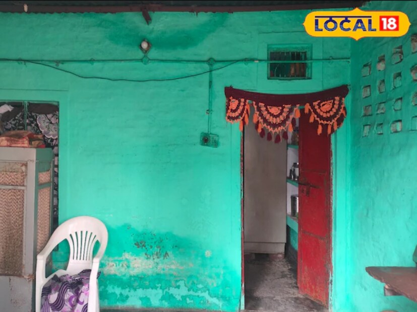 এই বাড়ি সম্পর্কে রিঙ্কুর বাবা বলেন,&quot;আমি প্রথমে আলিগড়ের এই গ্যাস গুদামে থাকতাম। এই কোয়ার্টারে বাস করে আমি আমার সন্তানদের শিক্ষা দিয়েছি। এই বাড়ির প্রতি আমার একটা আলাদাইটান রয়েছে।&quot;