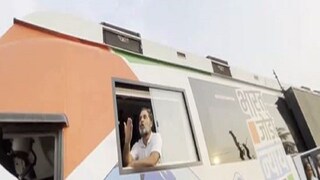 বাইরে তখন বিজেপি কর্মীদের স্লোগান, বাসের জানলার ধারে রাহুল গান্ধি৷ ছবি- রাহুল গান্ধির এক্স হ্যান্ডেল থেকে