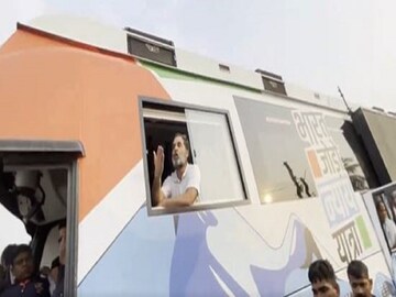 বাইরে তখন বিজেপি কর্মীদের স্লোগান, বাসের জানলার ধারে রাহুল গান্ধি৷ ছবি- রাহুল গান্ধির এক্স হ্যান্ডেল থেকে