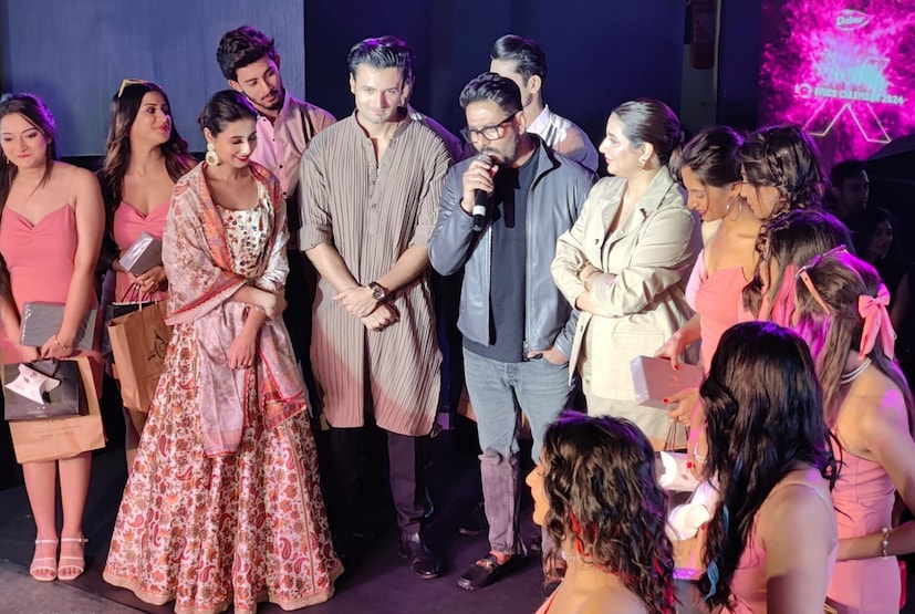আর এখন তা ফ্যাশন এবং সৃজনশীলতার ক্ষেত্রে যেন শ্রেষ্ঠত্বের প্রতীক হয়ে উঠেছে। এই ইভেন্টের জন্য ৬ মাস ধরে প্রতিযোগীদের কঠোর প্রশিক্ষণ এবং গ্রুমিংয়ের মধ্যে দিয়ে যেতে হয়েছে। সেই সব কিছুর শেষে এবার তাঁরা ডাবর গুলাবরি এফফেস ক্যালেন্ডার ২০২৪-এ নিজেদের প্রতিভা ছড়িয়ে দিলেন। অত্যাশ্চর্য দৃশ্য এবং শৈল্পিক নৈপুণ্য যেন তাপমাত্রার পারদ কয়েক গুণ বাড়িয়ে দিল। আর তা উপভোগ করার জন্যই প্রস্তুত সিটি অফ জয়। 