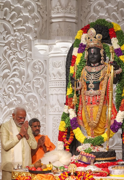 ২০২০ সালের অগাস্টে, মোরারি বাপু গুজরাতের পিথোরিয়াতে একটি অনলাইন কথার মাধ্যমে অনুদান দেওয়ার জন্য ভক্তদের কাছে আবেদন করেছিলেন। তার পরে ভারত এবং বিদেশ থেকে তাঁর ভক্তরা অনুদান পাঠিয়েছিলেন। ‘‘আমরা ইতিমধ্যে ১১.৩ কোটি টাকা রাম জন্মভূমি ট্রাস্টকে হস্তান্তর করেছি। এই বছরের ফেব্রুয়ারিতে আমি রামকথা করার পরে বিদেশ থেকে সংগৃহীত অবশিষ্ট অর্থ রাম জন্মভূমি তীর্থ ট্রাস্টে দান করব ৷’’ Photo Courtesy: PM Narendra Modi/Social Media Handle