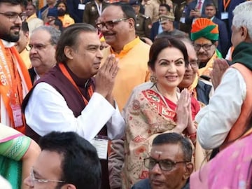 রামমন্দিরে সস্ত্রীক মুকেশ আম্বানি 