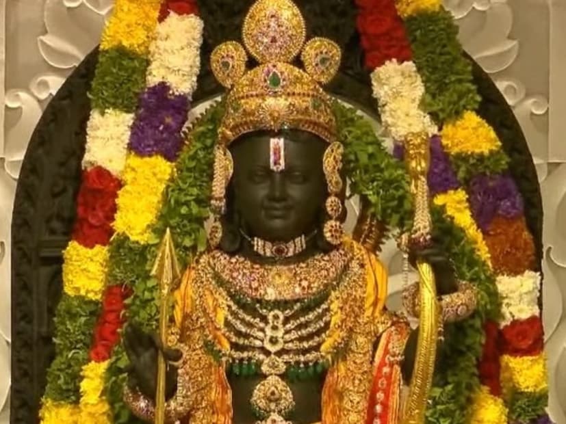 দীর্ঘ ৭০ বছরের অপেক্ষা শেষে, সেই বহু প্রতীক্ষিত ক্ষণের সাক্ষী হলেন নরেন্দ্র মোদি৷ নব নির্মীয়মাণ মন্দিরে মহাসমারোহে ‘প্রাণপ্রতিষ্ঠা’ হল রামলালার৷