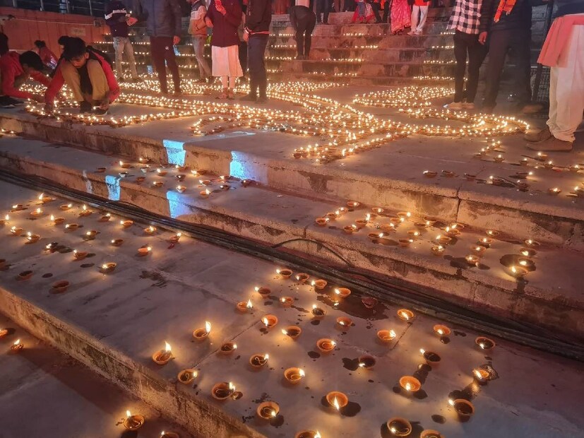 প্রদীপের আলোয় সেজে উঠেছে অযোধ্যার সরযূ নদীর পাড়। শুধু সরযূ নদীর পাড় নয়, গোটা অযোধ্যা জুড়ে নদীর ঘাট গুলোকে এইভাবেই প্রদীপের আলোয় সাজিয়ে তোলা হয়েছে।