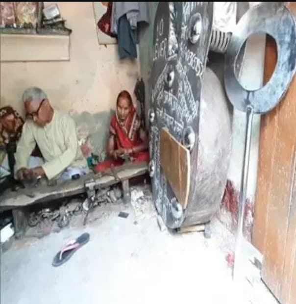 দু বছর আগে এই তালা তৈরির কাজ শুরু করেন অযোধ্যার তালা মিস্ত্রি ৬৭ বছরের সত্য প্রকাশ৷ যদিও গত মাসেই শেষ নিঃশ্বাস ত্যাগ করেন তিনি৷ 