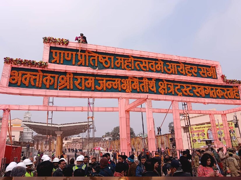 সোমবারের মেগা ইভেন্টে যদি সকালবেলায় রাম মন্দির হয় তাহলে সন্ধ্যাবেলায় সরযূ নদীর পাড়ের প্রদীপের আলো এক অন্য ইতিহাস রচনা করল বলেই মনে করা হচ্ছে। তবে শুধু সরযূ নদীর পাড় নয়, গোটা অযোধ্যা জুড়ে নদীর ঘাটগুলোকে এভাবেই প্রদীপের আলোয় সাজিয়ে তোলা হয়। 