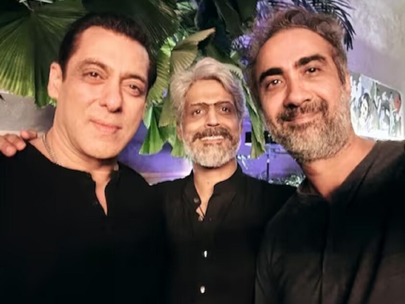ভোল বদলে ফেললেন অভিনেতা রণবীর শোরে ! বিতর্কিত রাম জন্মভূমি-বাবরি মসজিদ এলাকায় মানুষের কল্যাণে একটি হাসপাতাল তৈরির পক্ষেই মত প্রকাশ করেছেন এই বলিউডি অভিনেতা, দীর্ঘদিন ধরে। কিন্তু সম্প্রতি প্রায় ১৮০ ডিগ্রি ঘুরে তিনি রাম মন্দিরের উদ্বোধনী অনুষ্ঠানকে সমর্থন জানিয়েছেন। (Photo: Instagram@ranvirshorey)
