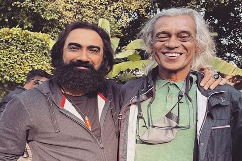 অনেকে তাঁর এক্স হ্যান্ডলে এমন মন্তব্যও করেছেন, ‘এসবই পরবর্তী ছবি প্রচারের জন্য’। এমনকী অভিনেত্রী কঙ্কনা সেনশর্মার সঙ্গে তাঁর বিচ্ছেদ নিয়েও খোঁচা দিতে ছাড়েননি অনেকে। তবে এক মন্তব্যের প্রত্যুত্তরে রণবীর বলেছেন, ‘অযোধ্যা রাম মন্দির নিয়ে অনুভূতি প্রকাশ করাকে জন্য যে ছবিটির প্রচার বলে মনে করছেন, সেটি রাম মন্দির উদ্বোধনের তিন মাস পরে মুক্তি পেতে পারে। ফিল্ম মার্কেটিং এর ভাষায়, ‘এটা প্রায় ৫০০ বছর আগে নিজের প্রচার করার মতো।’ (Photo: Instagram@ranvirshorey)