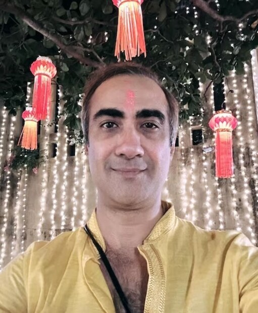 কিন্তু অভিনেতার মন বদল সহজে মেনে নিতে পারেননি তাঁর অনুরাগীদের একাংশ। তাঁদের মধ্যে কেউ কেউ এই মানস-পরিবর্তনের পিছনে খুঁজেছেন অন্যতর স্বার্থের ইঙ্গিত।অভিনেতার পরবর্তী ছবি ‘অ্যাক্সিডেন্ট অর কনস্পিরেসি: গোধরা’। অনেকেই মনে করছেন এছবির প্রচার কৌশল হিসেবেই মানসিকতা পরিবর্তন করে ফেলেছেন রণবীর। (Photo: Instagram@ranvirshorey)