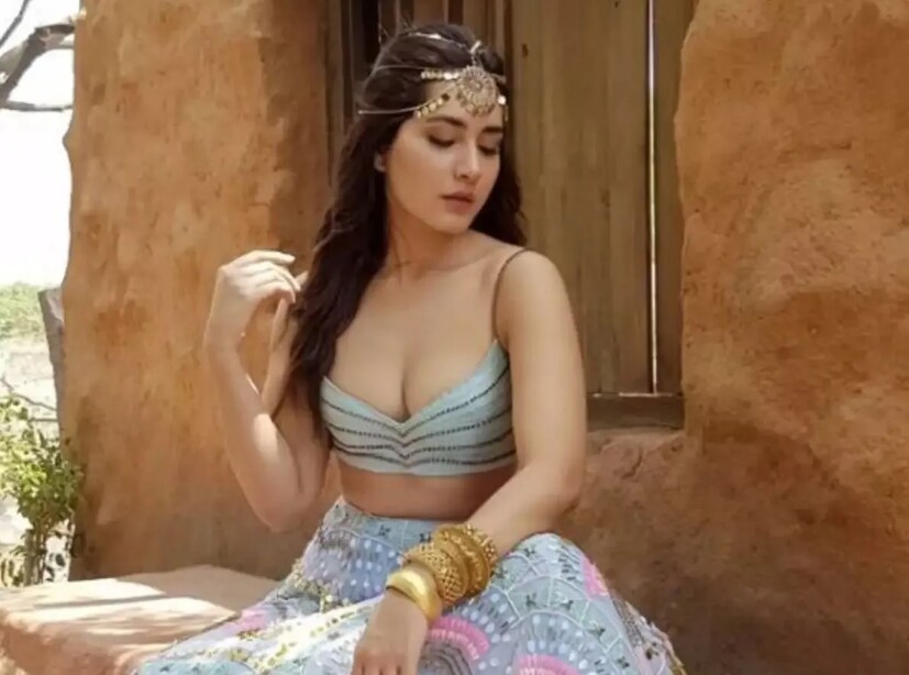 এর পরে আর ফিরে তাকাতে হয়নি। রাশি দক্ষিণী ছবির জগতেও নিজের জায়গা করে নেন। শোনা যায় ছবি পিছু তিনি পারিশ্রমিক নেন ১ কোটি টাকা, তাঁর মোট সম্পদের পরিমাণ এখন ৬৬ কোটি টাকা।