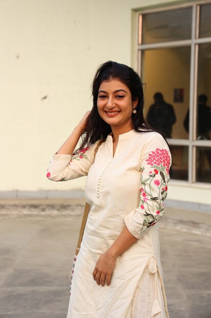 বলছেন, ওয়েব সিরিজ সাধারণত দর্শক নিজের মোবাইলে বা ল্যাপটপে দেখেন, প্রতিক্রিয়া জমা হয় সোশ্যাল মিডিয়ায়, তাঁদের চোখে-মুখের আসল উত্তেজনা অভিনেতাদের কাছে অধরাই থেকে যায়। KLIKK এই প্রিমিয়ারের মাধ্যমে সেই সুযোগ এনে দিয়েছে বলে তিনি কৃতজ্ঞ। রোম্যান্টিক থ্রিলারধর্মী ‘রাজা রানি রোমিও’-তে যেমন ভালবাসার গল্প ফুটে উঠেছে, তেমনই বিশ্বাসঘাতকতা আর প্রতিশোধেরও প্রতিফলন দেখা যাবে। 