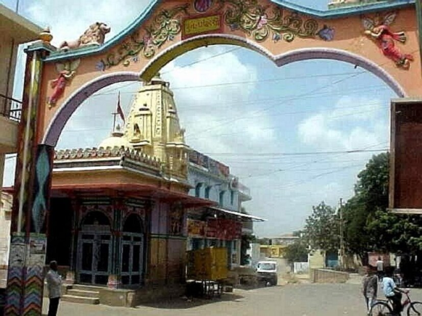 আপনারা কি জানেন বিশ্বের সবচেয়ে ধনী গ্রাম কোনটি? কোথায় অবস্থিত এই গ্রাম? আপনাদের বলি যে বিশ্বের সবচেয়ে ধনী গ্রাম এই ভারতেই রয়েছে। জানলে অবাক হবেন যে, গ্রামটিতে মোট ৭৬০০ বাড়ি রয়েছে। কিন্তু তাঁদের ব্যাংকে রয়েছে ৫০০০ কোটি টাকা। 