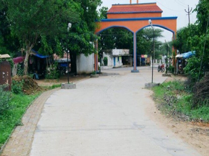 তবে অন্যান্য গ্রামের তুলনায় ভারতের এই গ্রাম কেন এত ধনী? তা নিয়ে প্রশ্ন জাগলে, বলে রাখি যে ভারতের এই গ্রামের ৬৫% বাসিন্দা প্রবাসী। কাজের সূত্রে তারা বিদেশে থাকেন। আমেরিকা থেকে শুরু করে সৌদি আরব, দুবাই, আফ্রিকা, লন্ডন, কাতার সহ আরো অনেক দেশে রয়েছে এই গ্রামের মানুষের। 