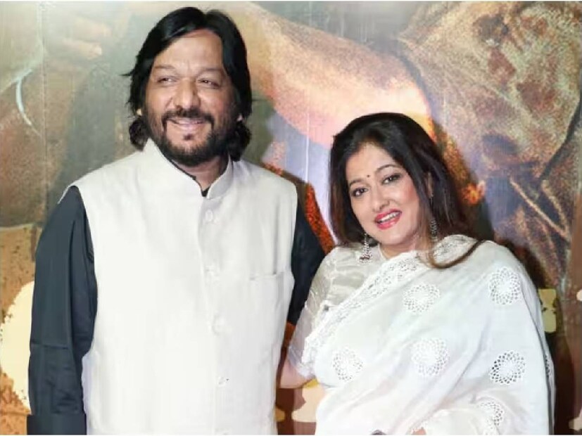 Roop Kumar Love Story: আর সেখান থেকেই শুরু প্রেমের যাত্রা এবং তারপর পালিয়ে বিয়ে করা। ১৯৮৪ সালে, অনুপ জালোটা আমেরিকায় একটি শো করার আমন্ত্রণ পেয়েছিলেন। তিনি তাঁর স্ত্রী সোনালীকেও সঙ্গে নিতে চেয়েছিলেন। 