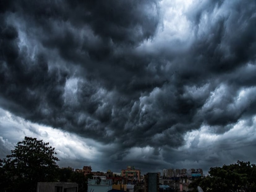 আলিপুর আবহাওয়া দফতরের তরফে জানা যাচ্ছে, যেহেতু উত্তর পশ্চিম ভারতে একটি অত্যন্ত শক্তিশালী ঝঞ্ঝা ঢুকছে, সেক্ষেত্রে দফায় দফায় দেশের আবহাওয়ার আমূল পরিবর্তন হওয়ার সম্ভাবনা। জের বাংলাতেও।