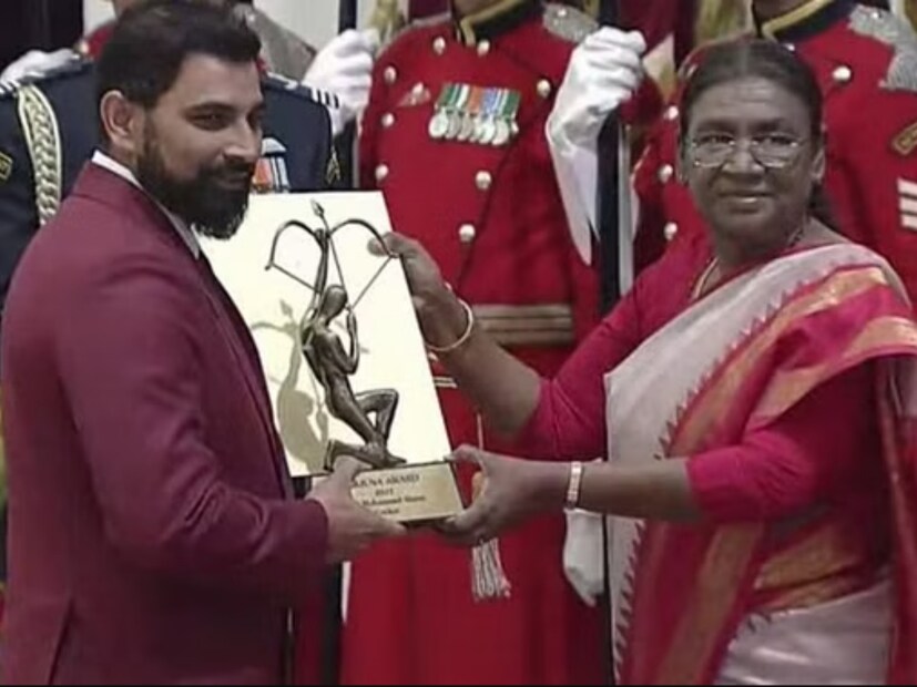 গত ৯ জানুয়ারি রাষ্ট্রপতি দ্রৌপদী মূর্মূর হাত থেকে অর্জুন পুরস্কার পান মহম্মদ শামি। বিশেষ সম্মান পেয়ে নিজের স্বপ্নপূরণ বলে জানিয়েছিলেন ভারতীয় দলের তারকা পেসার।