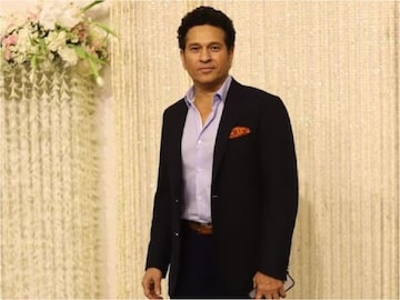 তবে অনেকেই হয়তো ভুলে গিয়েছেন, আজকের দিনে সচিন এমন একখানা রেকর্ড করেছিলেন যা এখনও কেউ ভাঙতে পারেনি।