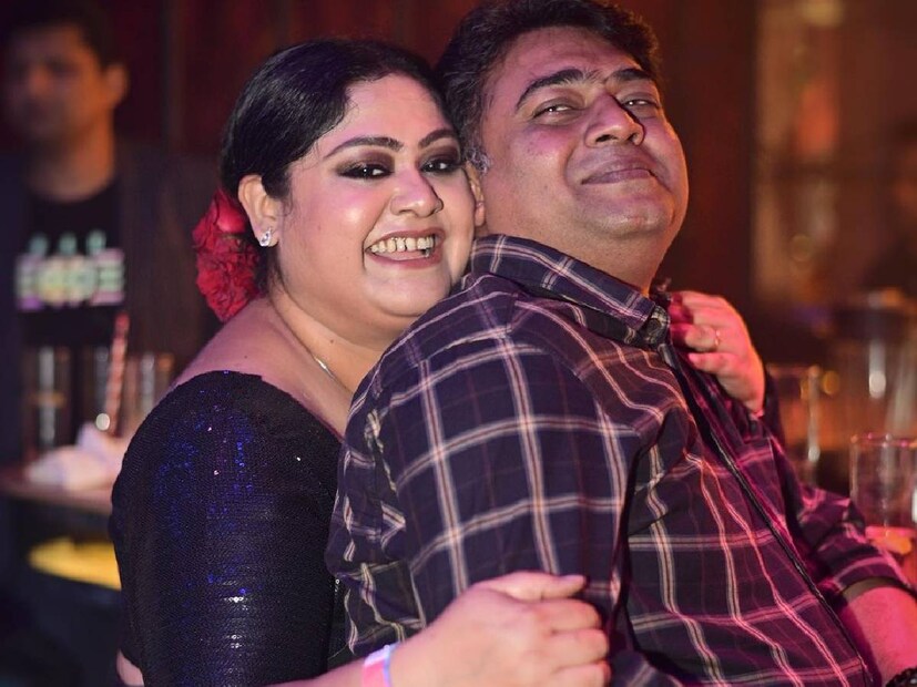 Sanghasri Sinha: ২০১৭ সালে রোহনের সঙ্গে সম্বন্ধ করে বিয়ে হয় সঙ্ঘশ্রীর। দম্পতি একে অপরের প্রেমে পড়েন তার পর। কিন্তু তার আগে দীর্ঘ ১১ বছরের একটি ‘বিষাক্ত’ সম্পর্কে ছিলেন অভিনেত্রী। এখন রোহনের সঙ্গে ৬ বছর কেটে যাওয়ার পর তিনি বুঝেছেন, তাঁর সমস্ত আনন্দ রোহনকে ঘিরেই।