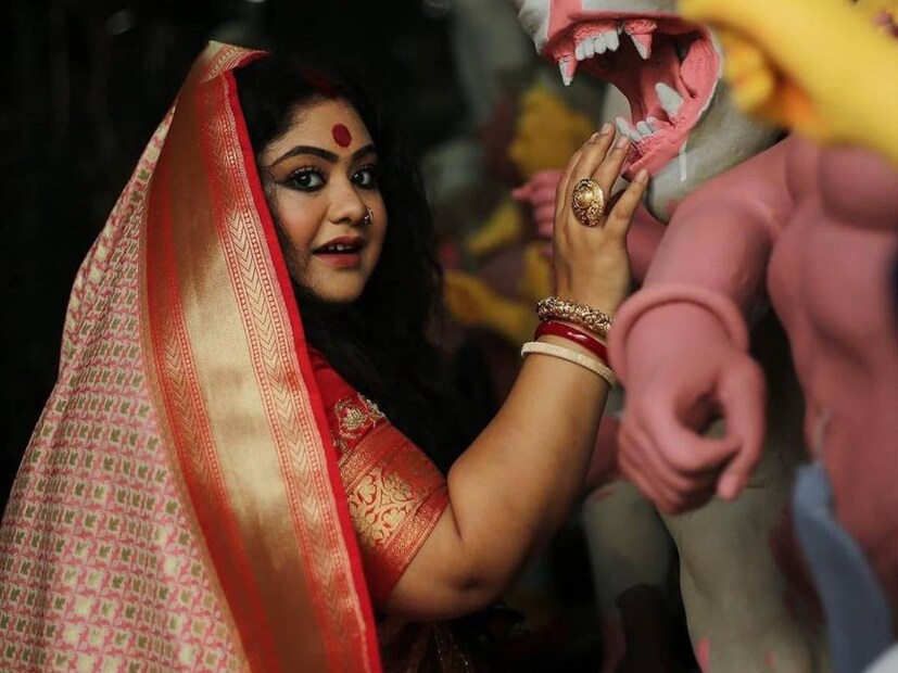 Sanghasri Sinha: সঙ্ঘশ্রীর কথায়, ‘‘আমার প্রেমিক আমাকে ঠকিয়ে অন্য মেয়েকে নিয়ে বাইকে করে ঘুরে বেড়াচ্ছে। এই দুঃখ আমি সহ্য করতে পারছিলাম না। আমার বাড়ির সামনে দিয়ে পাঁই ওড়না উড়িয়ে বাইক নিয়ে চলে যাচ্ছে। আমি তখন... ওকে দেখিয়ে দেব বিয়ে করতে পারি কি না!’’