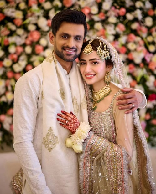 সানিয়া মির্জার সঙ্গে পাকাপাকি বিচ্ছেদ করে জীবনের ২২ গজে আরও এক নতুন ইনিংস শুরু করেছেন শোয়েব মালিক। শনিবার সকালে অভিনেত্রী সানা জাভেদকে বিয়ে করার কথা জানিয়েছেন পাকিস্তানের প্রাক্তন অধিনায়ক।